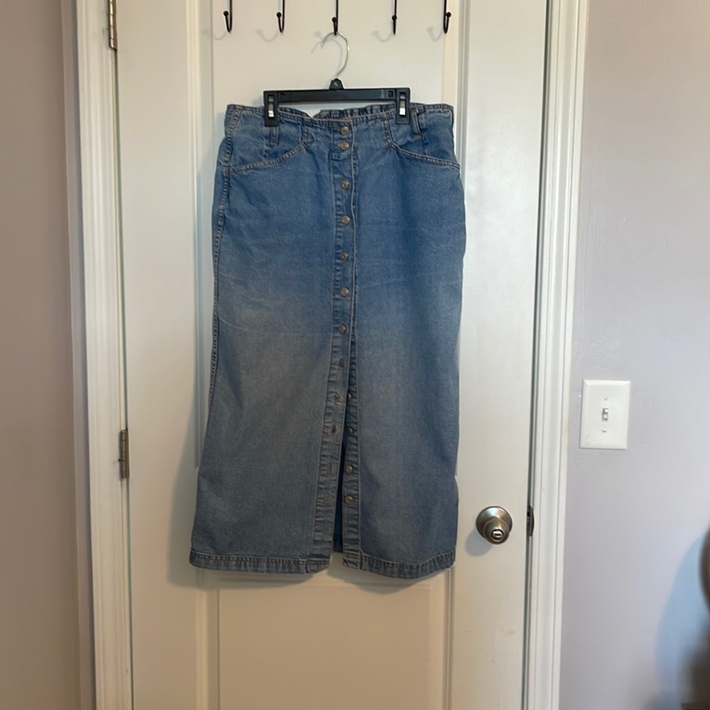 MIDI Button denim skirt